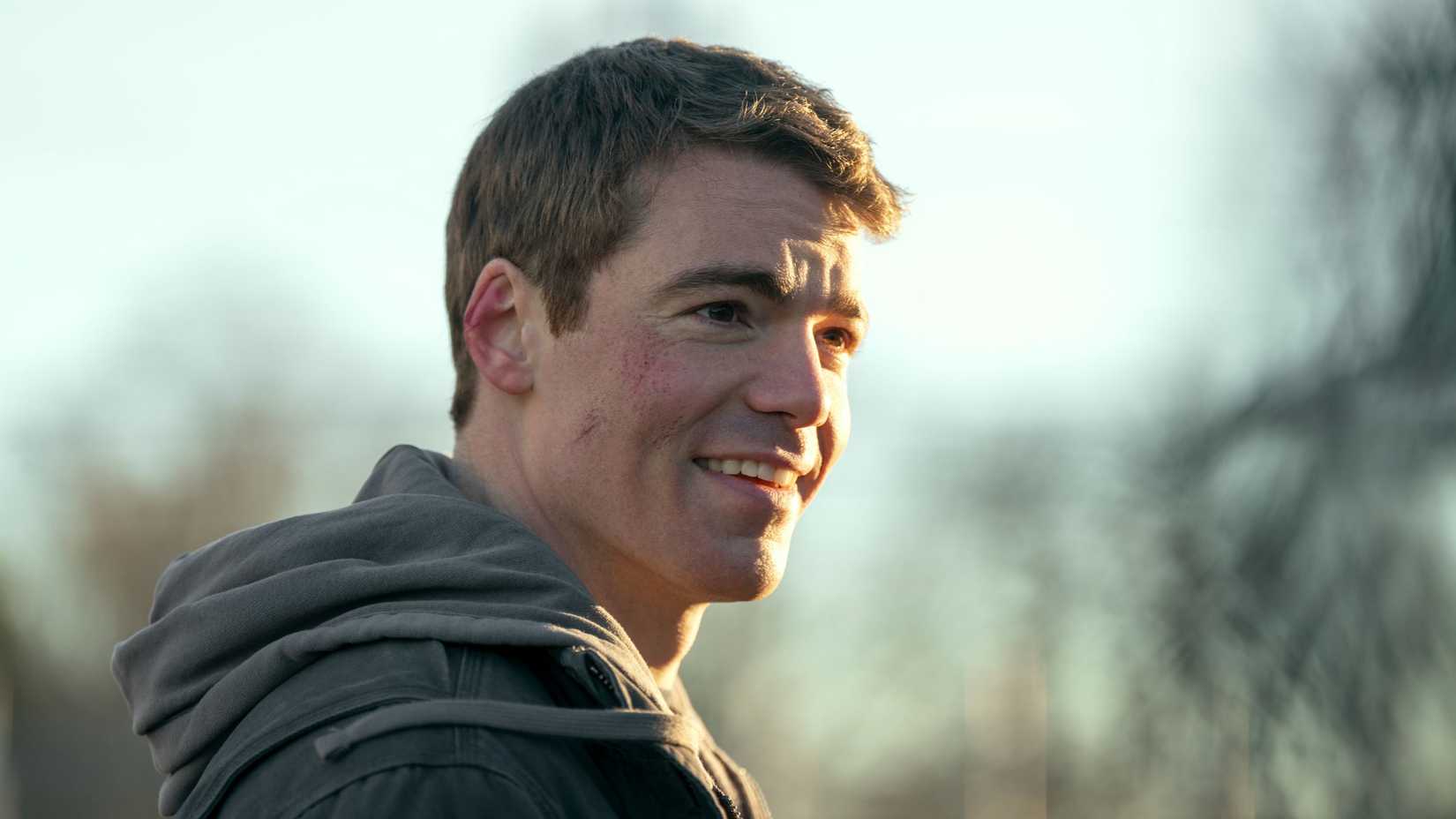 Gabriel Basso as Peter Sutherland smiling in The Night Agent.