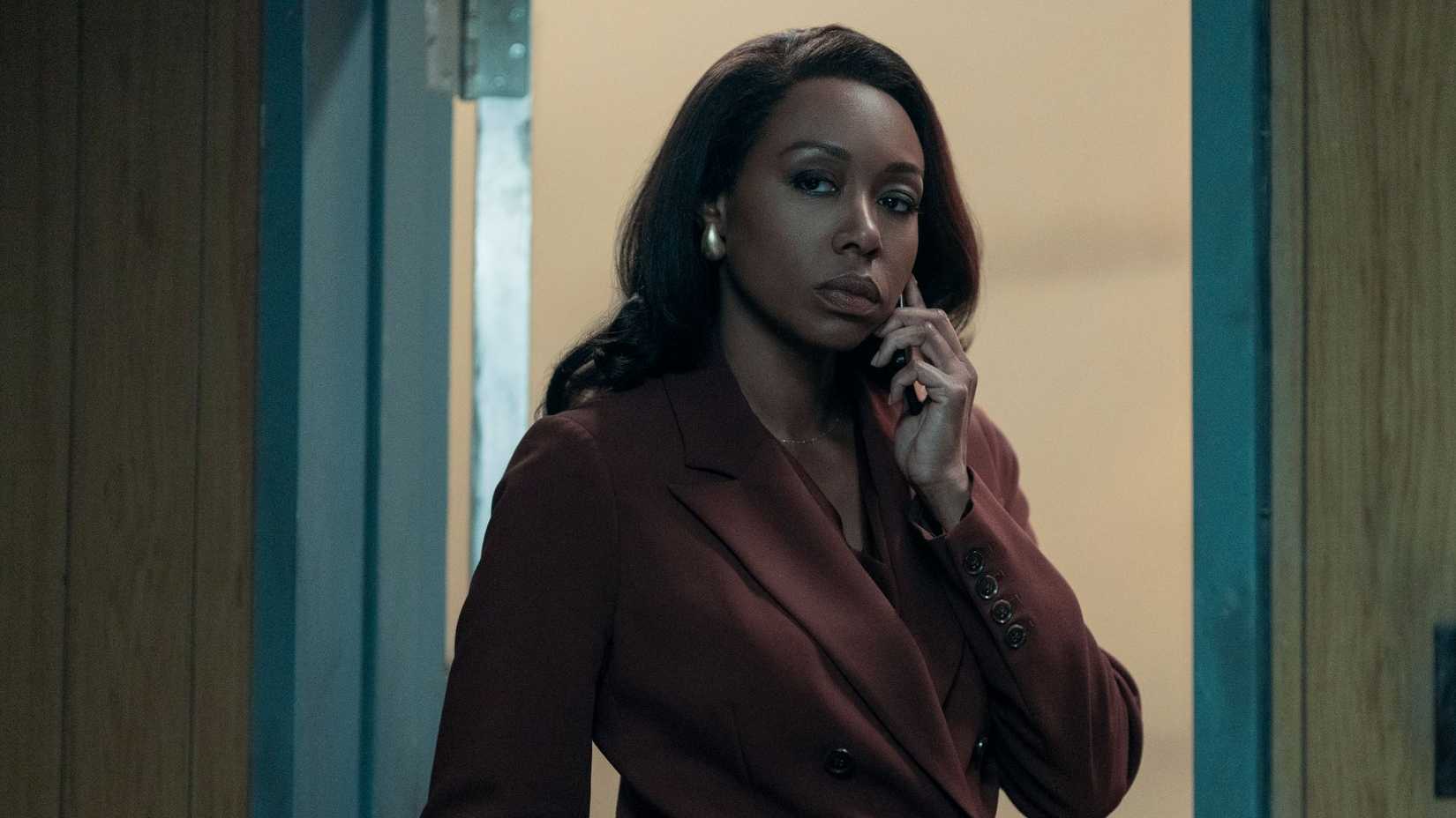 Amanda Warren como Catherine Weaver ao telefone em The Night Agent.