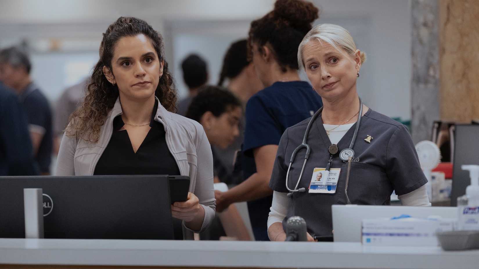 Baran Al-Hashimi (Sepideh Moafi) und Dana Evans (Katherine LaNasa) in der zweiten Staffel von The Pitt.