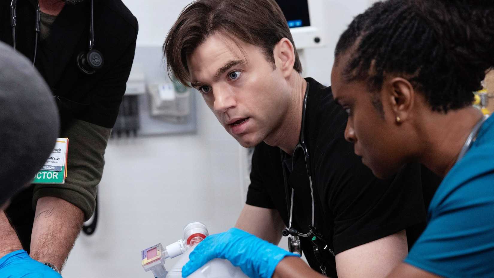Langdon com um paciente em The Pitt