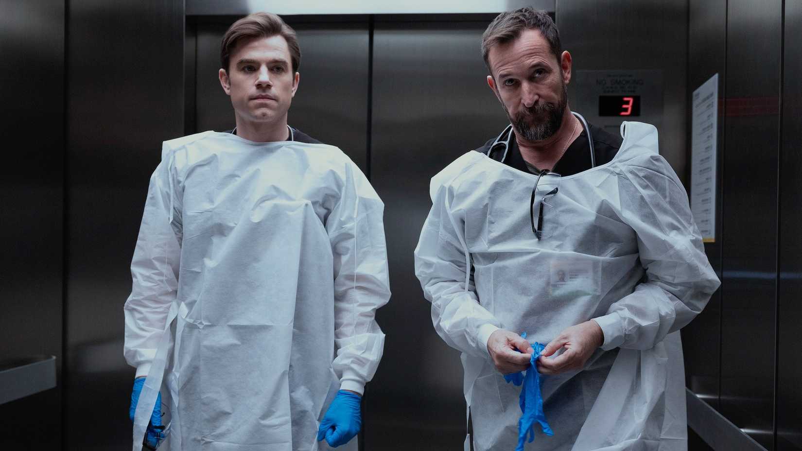 Robby e Langdon no elevador em The Pitt