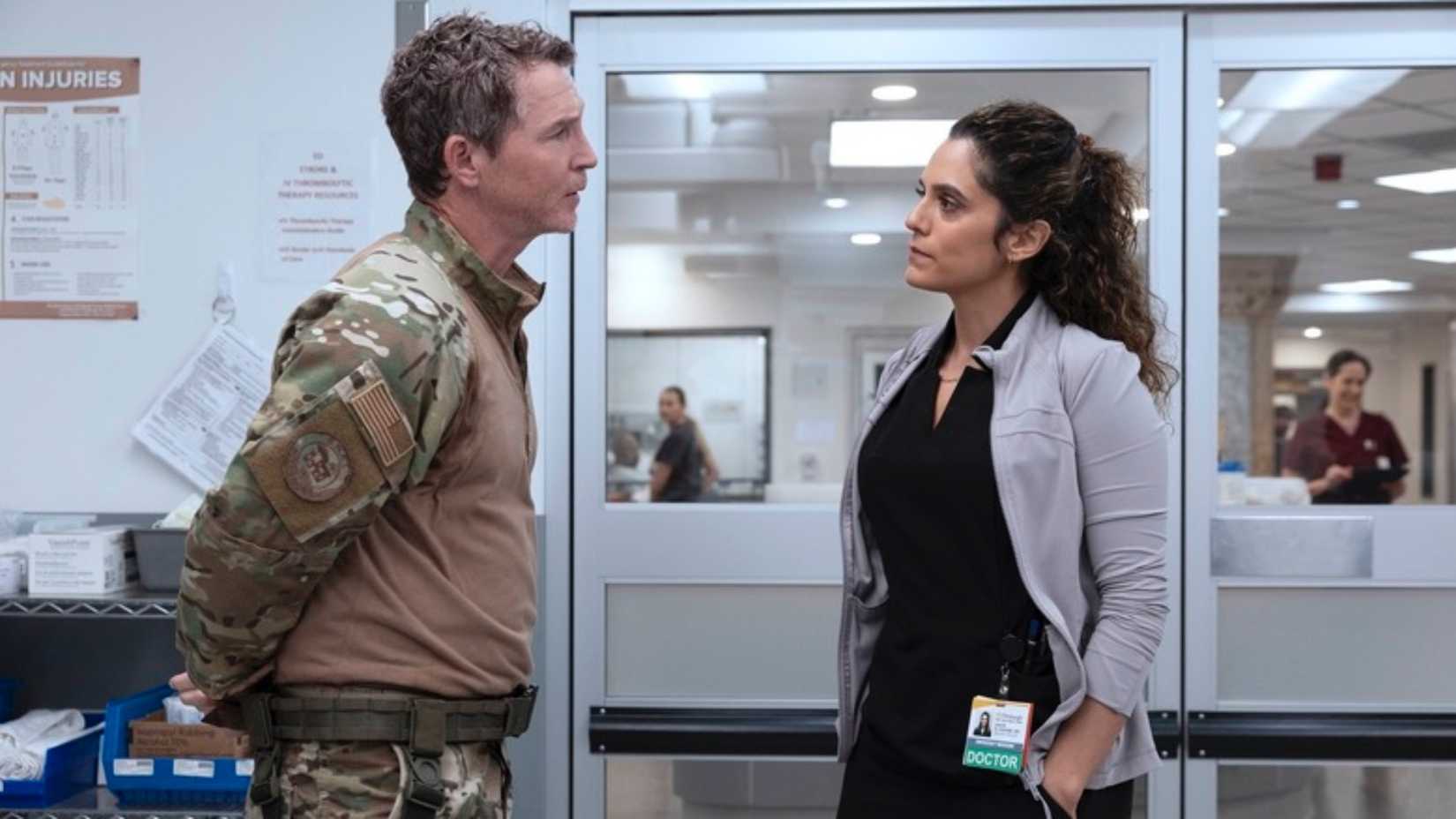 Shawn Hatosy und Jack Abbot sowie Sepideh Moafi und Baran Al-Hashimi in The Pitt Staffel 2.