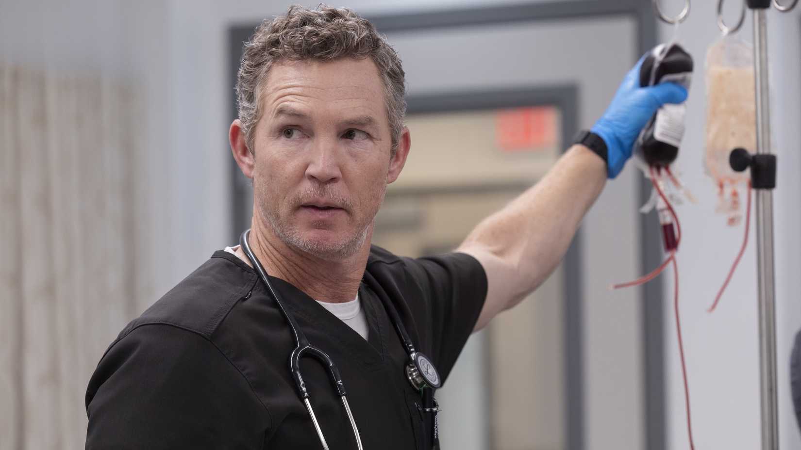 Shawn Hatosy como Dr. Jack Abbot em The Pitt, temporada 1, episódio 15