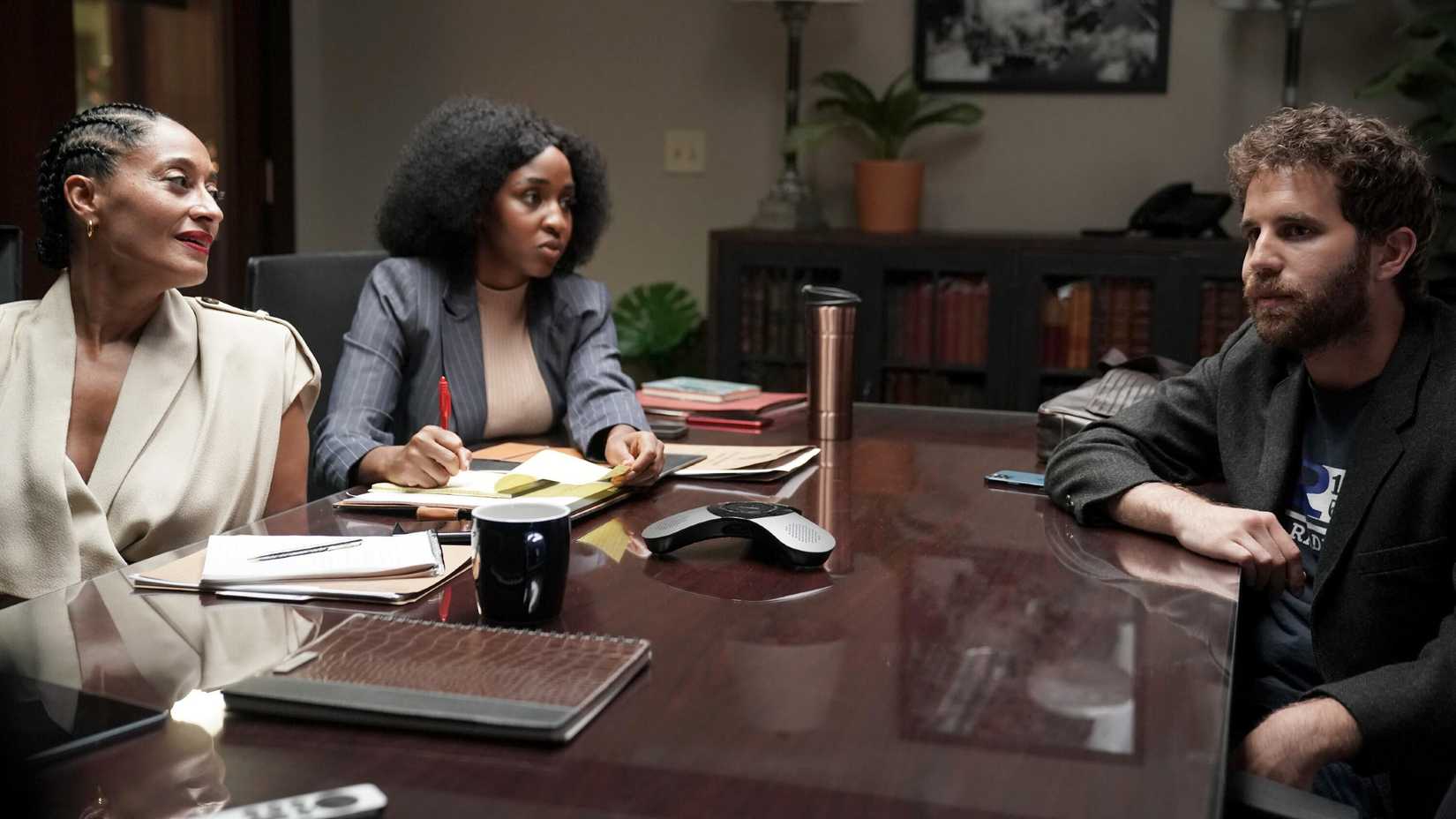 Tracee Ellis Ross, Ayo Edebiri, und Ben Platt in The Premise