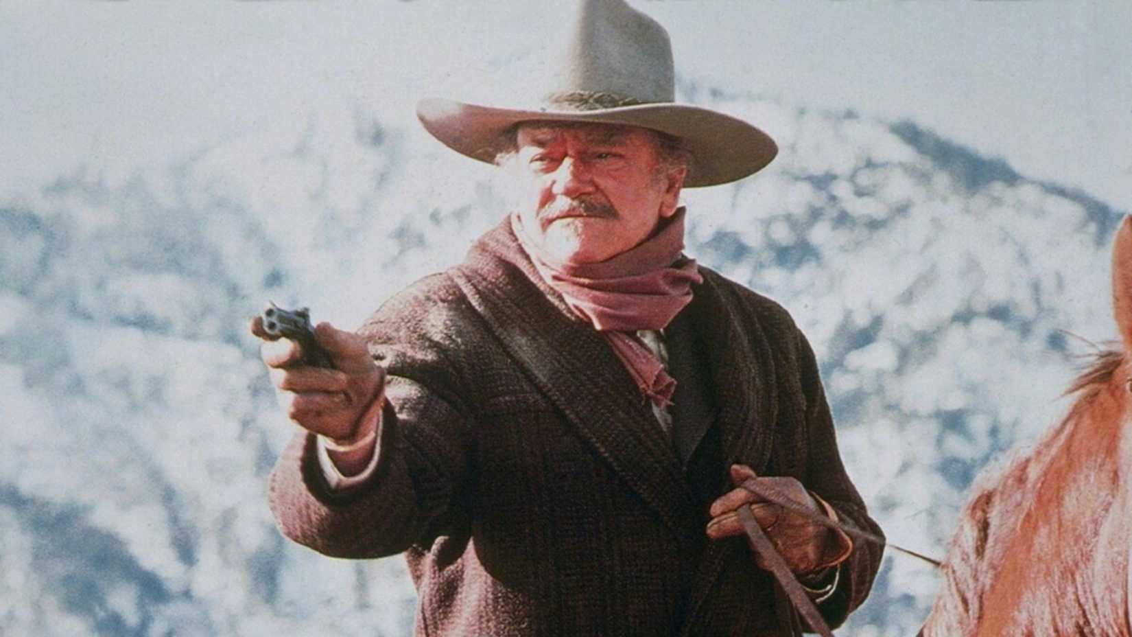 John Wayne dispara uma pistola em The Shootist
