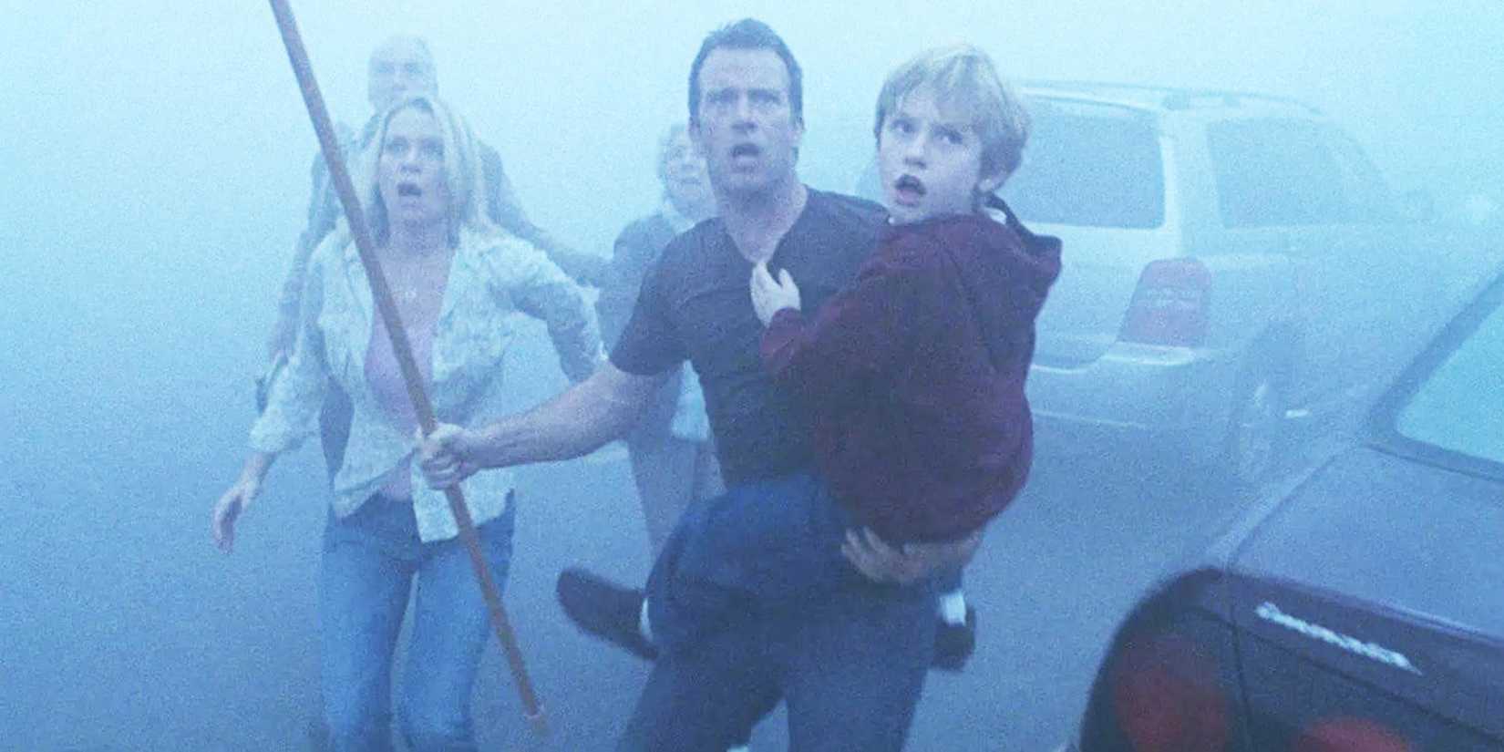 Выжившие, испуганные в фильме "The Mist"