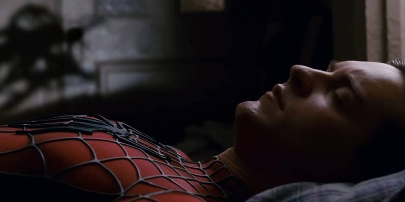 O simbionte Venom se aproxima de Peter em Spider-Man 3