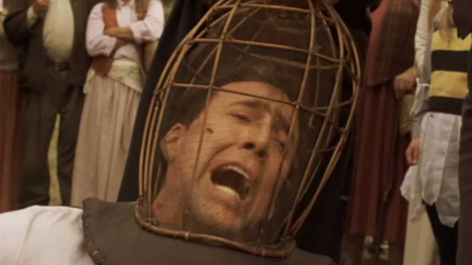 Nic Cage grita com abelhas na cabeça em The Wicker Man