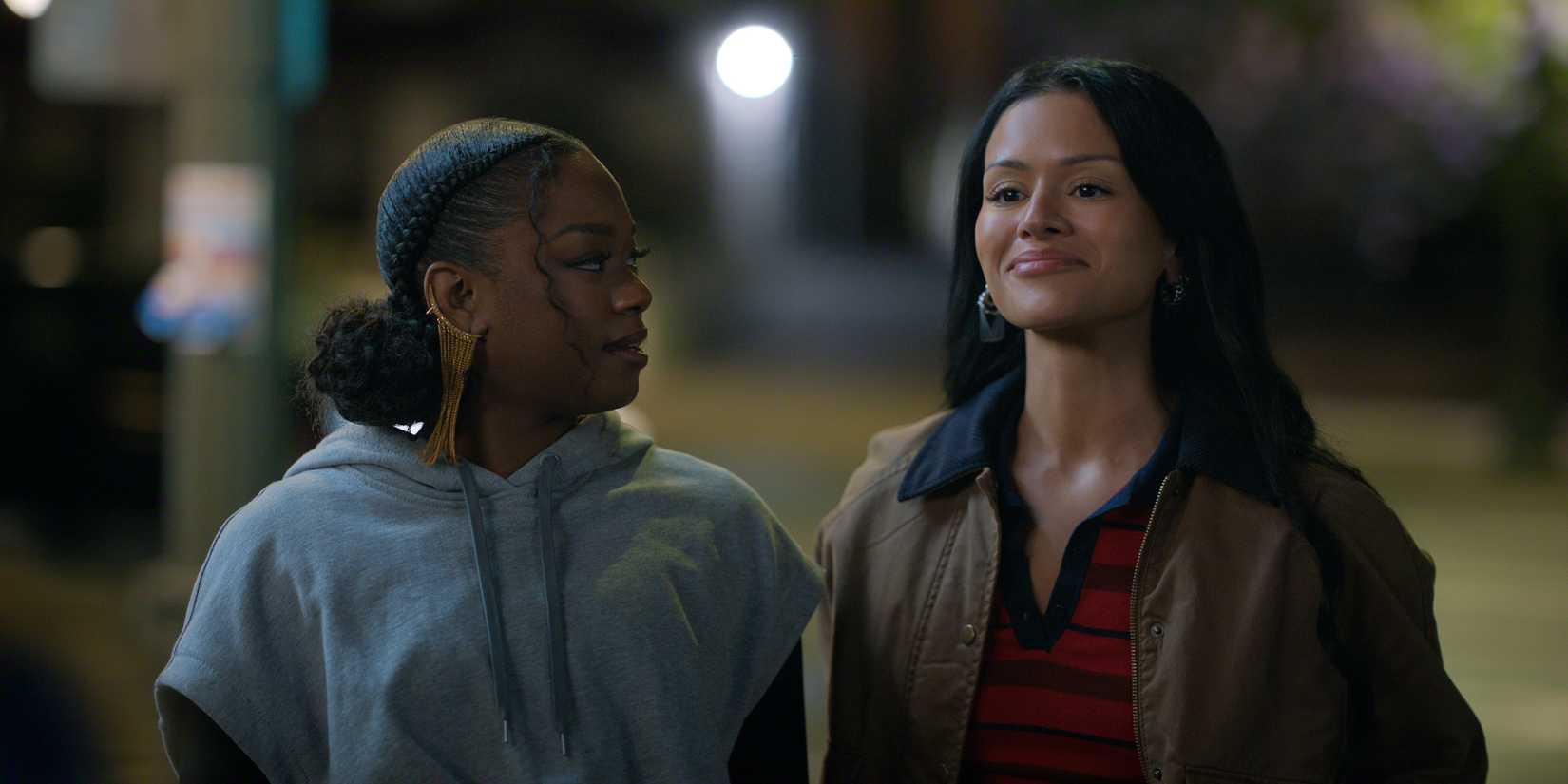 Izzy sorri para sua namorada Grace na quarta temporada de O Advogado de Portas Abertas