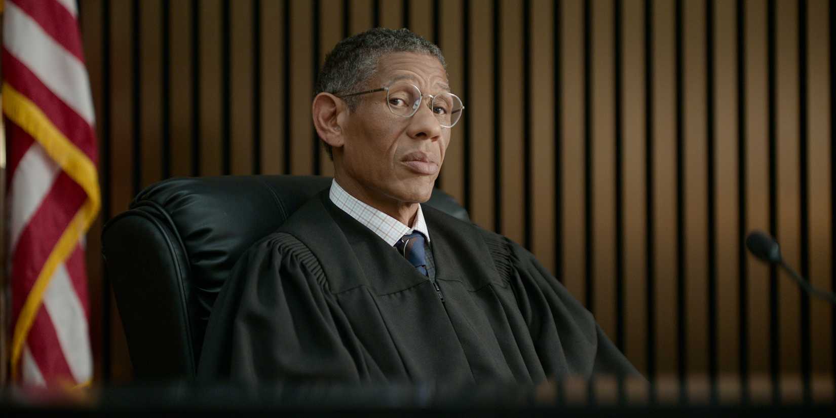 Richter Stone sitzt im Gerichtssaal in Staffel 4, Folge 2 von The Lincoln Lawyer