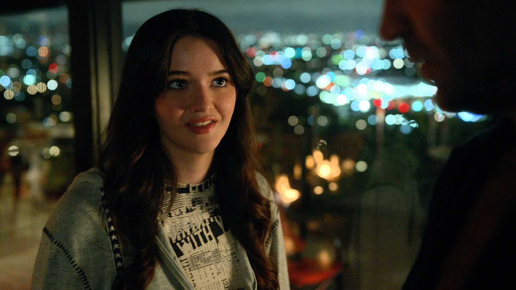 Netflix's 4-Part Crime Thriller Beats Out Matthew McConaughey's The Lincoln Lawyer Movie With 1 Key Change 1 Hayley Haller is in Mickey's house in The Lincoln Lawyer season 4