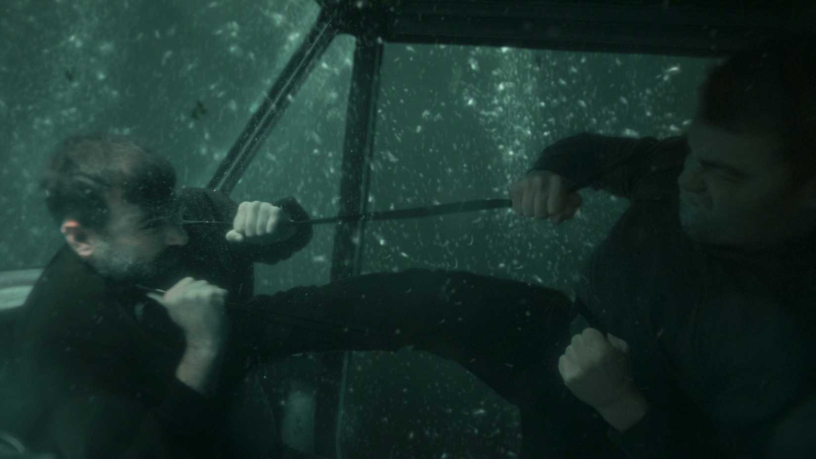 Peter lutando contra um terrorista debaixo d'água na 3ª temporada de The Night Agent