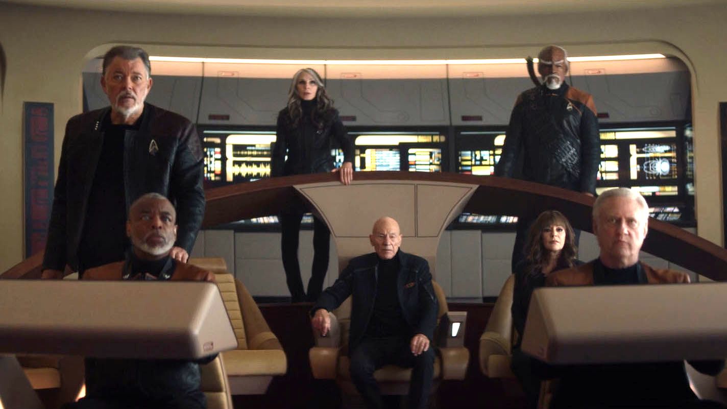 Elenco de Star Trek: A Nova Geração na ponte da Enterprise-D em Picard.