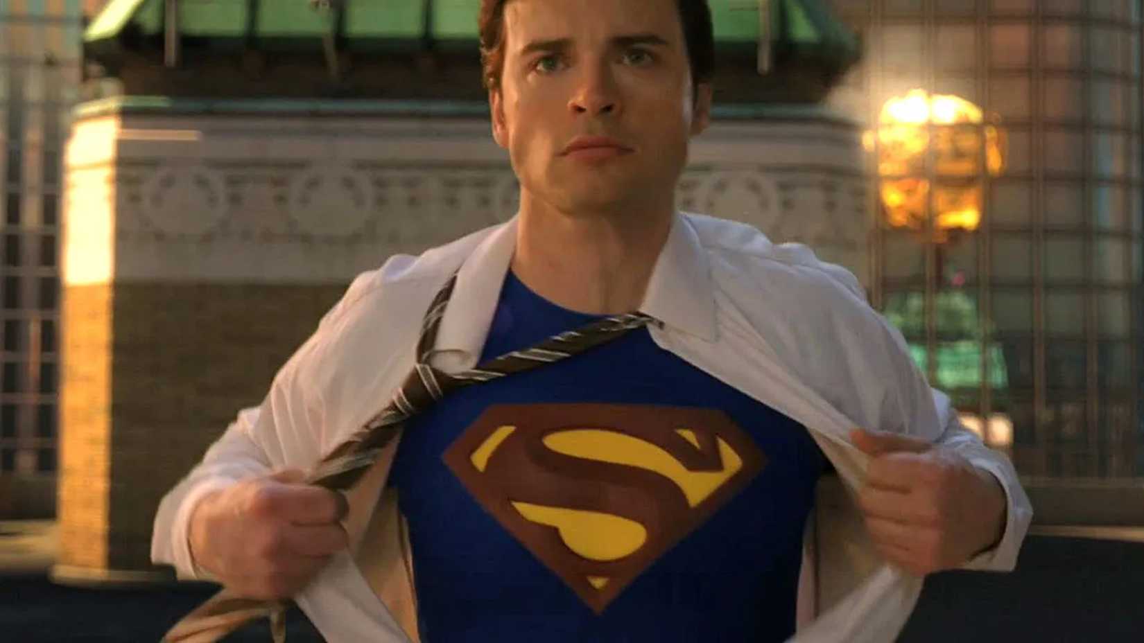 Tom Welling como Clark Kent em Smallville com o traje do Superman