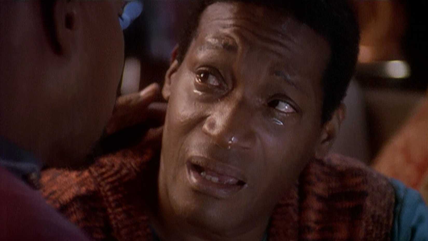Tony Todd como Jake Sisko chorando em Star Trek: Deep Space Nine
