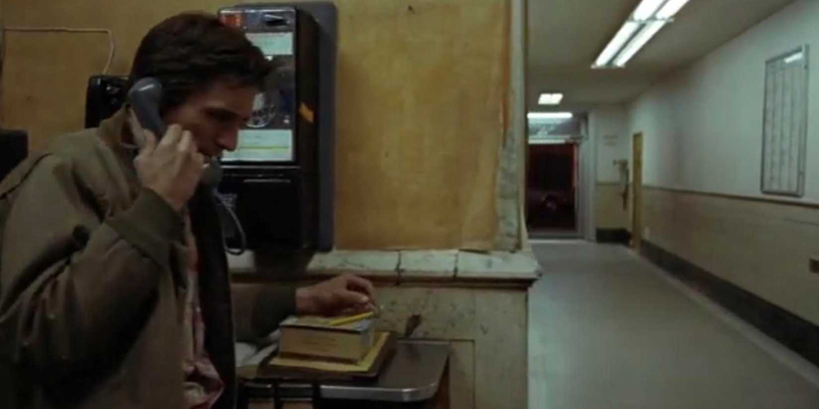 Travis Bickle ao telefone em Taxi Driver.