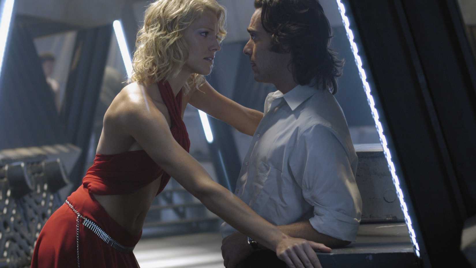 Tricia Helfer e James Callis em Battlestar Galactica