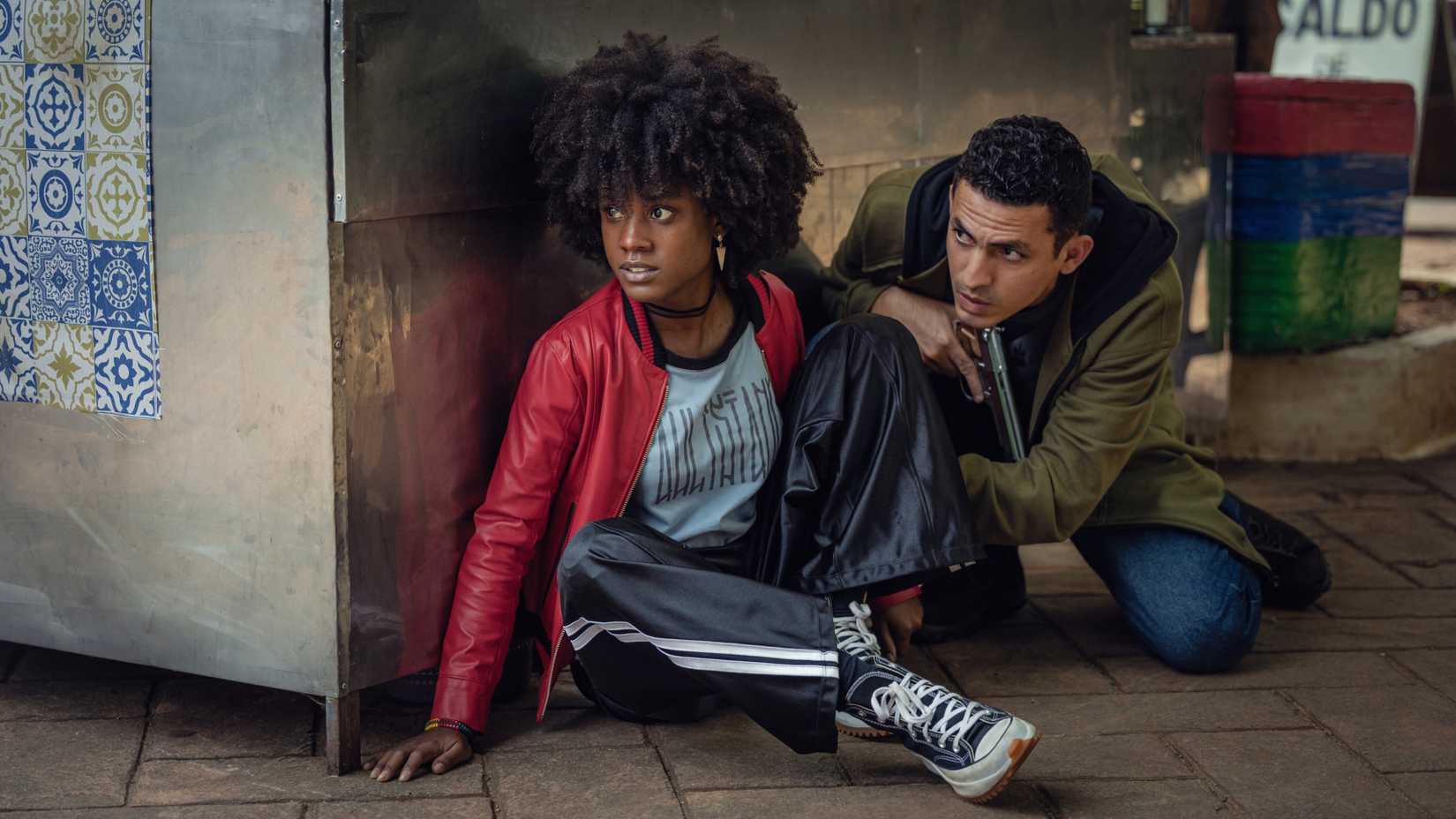 Duas pessoas se escondendo atrás de um balcão em State of Fear