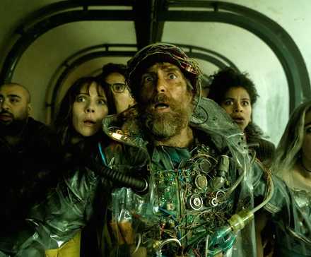 Сэм Роквелл, Хейли Лу Ричардсон, Майкл Пэйна, Зази Битц, Асим Чоудхри и Джуно Темпл в Good Luck, Have Fun, Don't Die