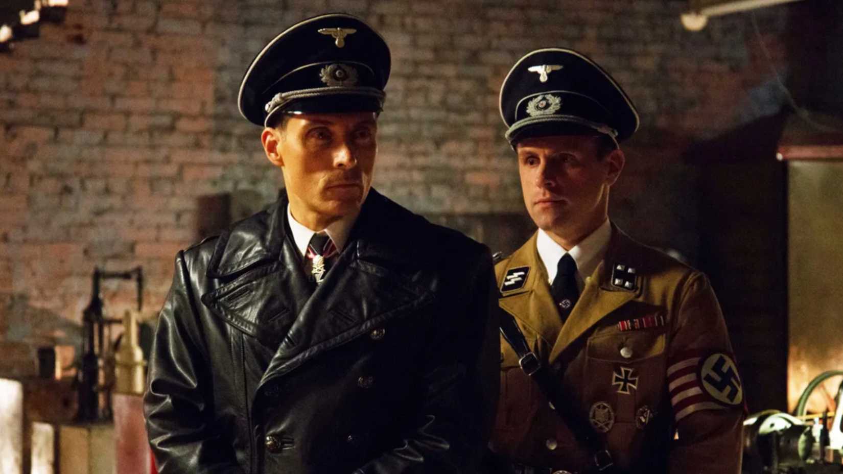 Rufus Sewell e Luke Kleintank em The Man in the High Castle