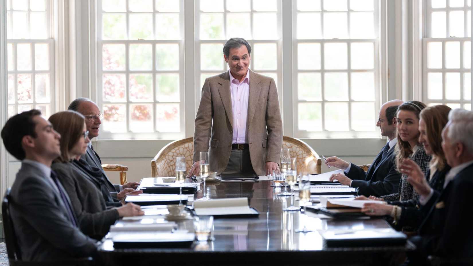 Richard Sackler em uma reunião em Dopesick