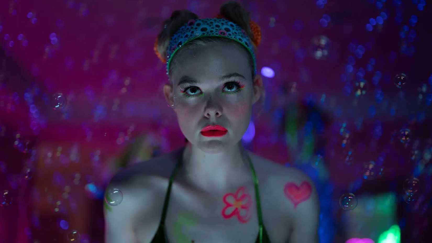 Elle Fanning como Margo em Margo's Got Money Troubles