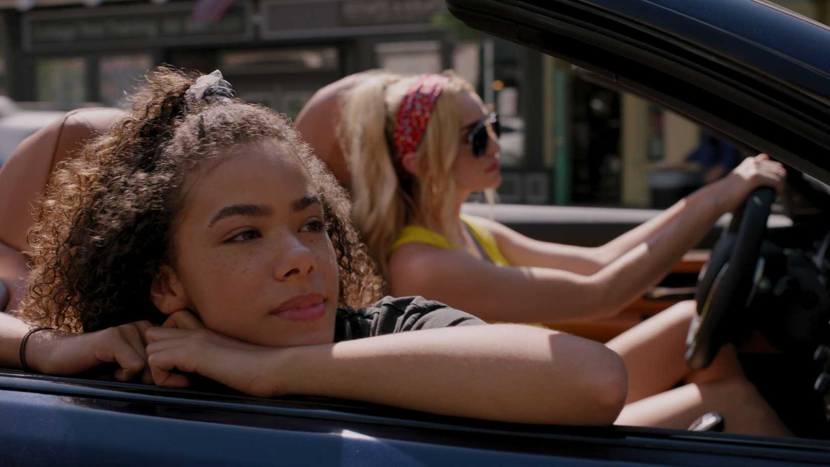 Ginny fährt mit Georgis im Auto