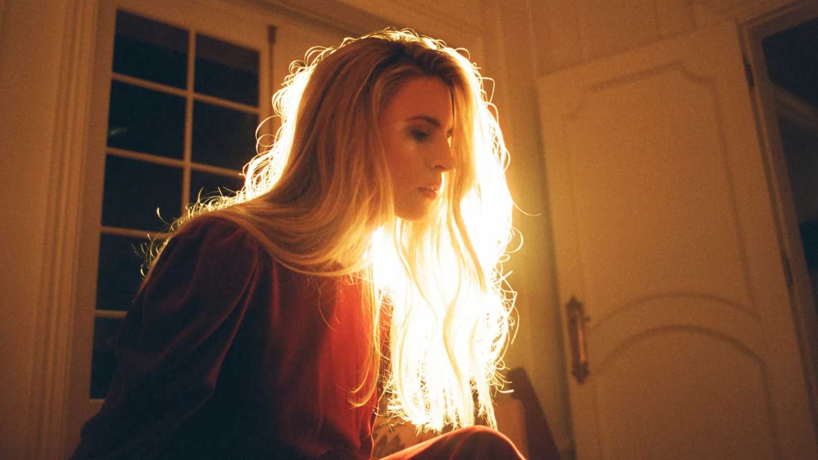 Prärie, mit Licht, das durch ihr Haar scheint