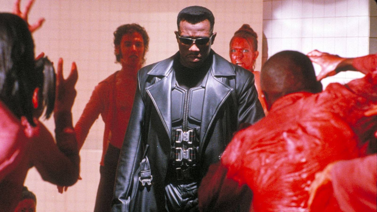 Blade-ის საკულტო შესავალი: რატომ რჩება 1998 წლის ფილმის სცენა დაუძლეველ მომენტად საშინელებათა ჟანრში