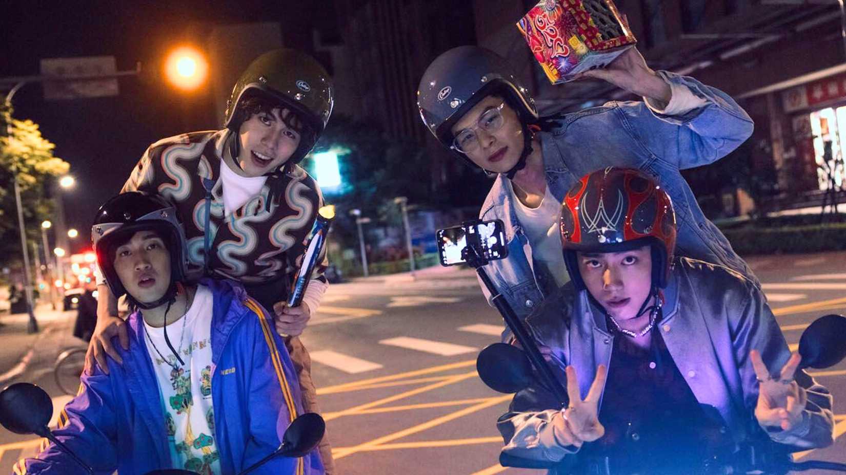 Персонажи катаются на скутерах и позируют в *Million-Follower Detective*