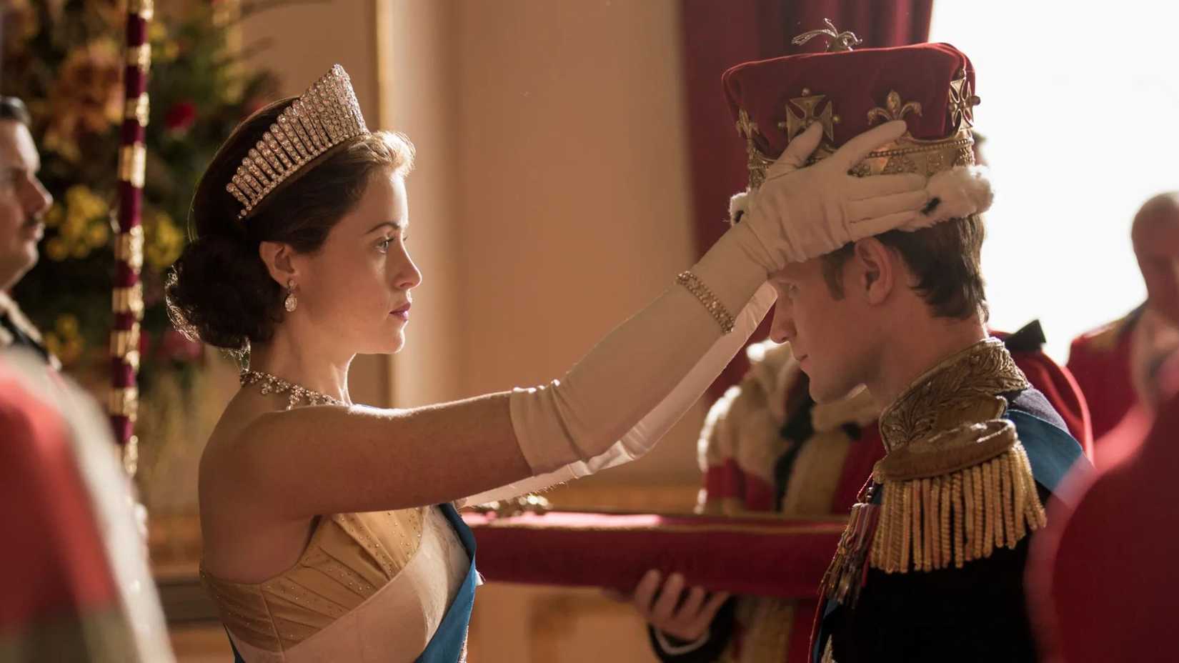 Claire Foy setzt Matt Smith eine Krone auf den Kopf