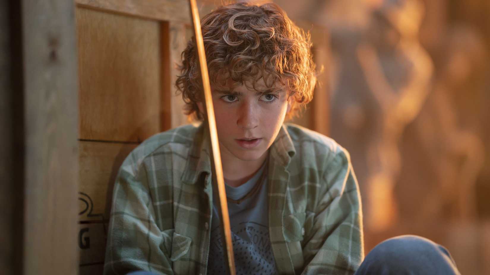 Percy Jackson empunhando uma espada