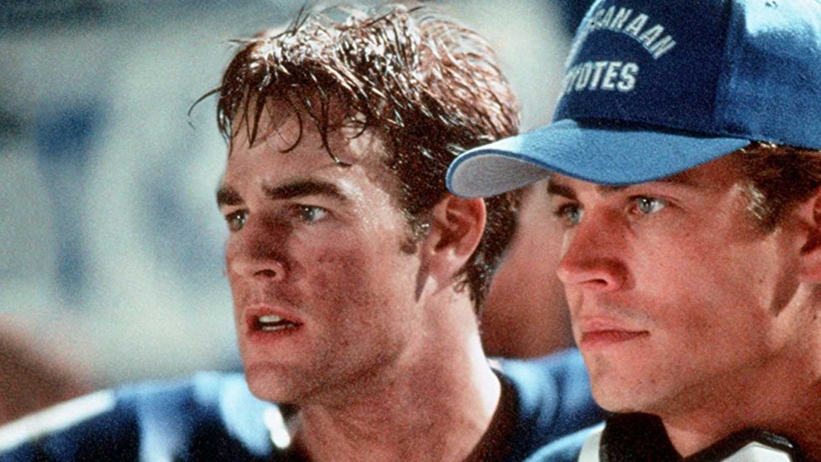 James Van Der Beek y Paul Walker miran intensamente en Varsity Blues