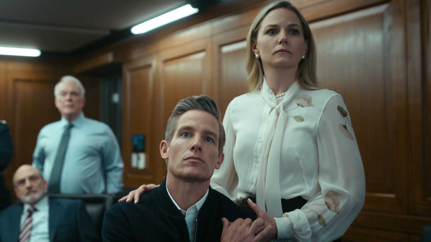 Ward Horton e Jennifer Morrison em The Night Agent