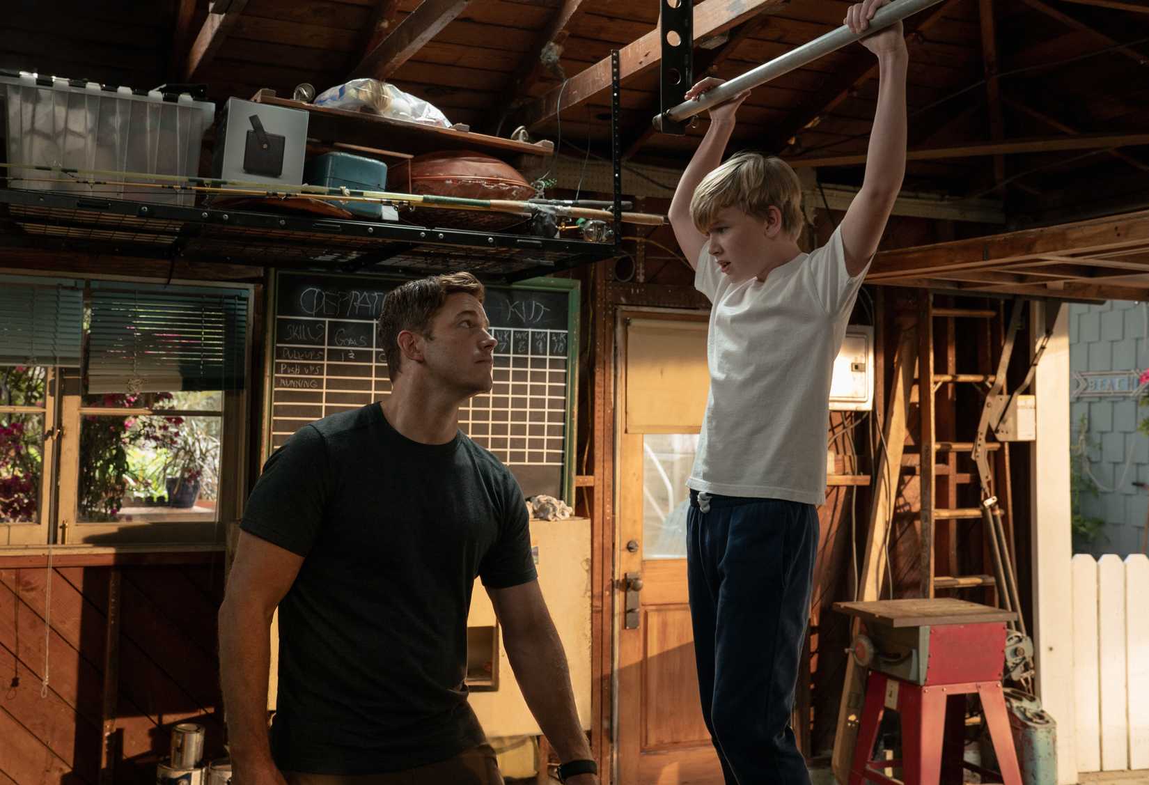 Chris Pratt e Jude Hill em cena de Way of The Warrior Kid