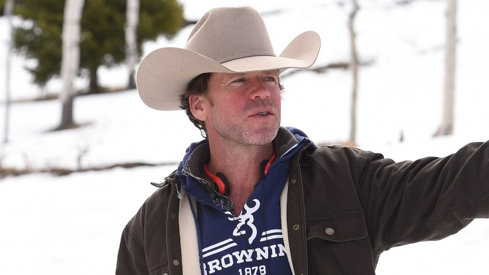 Taylor Sheridan behind the scenes of Wind River (2017)