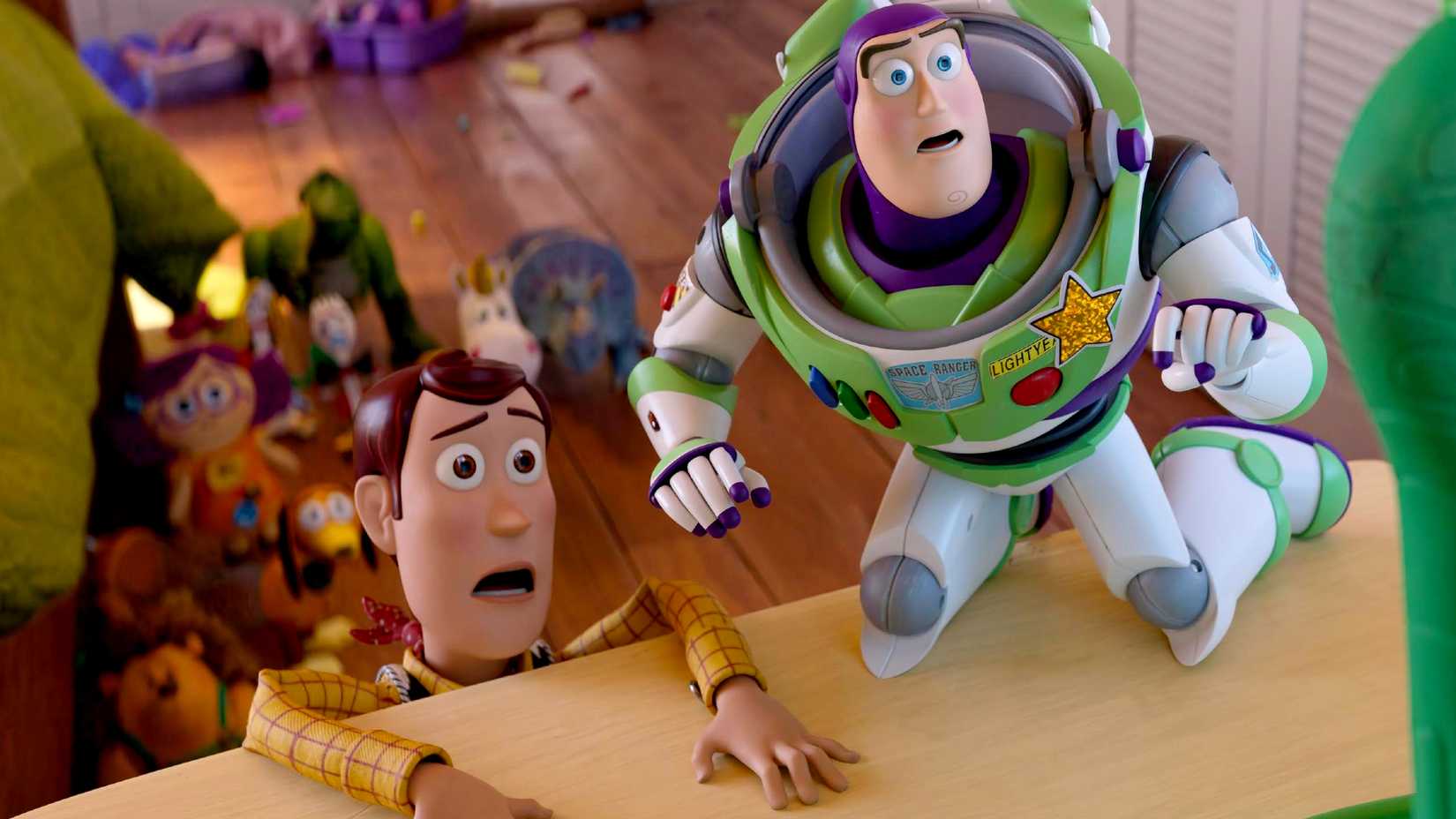 Woody e Buzz chocados em Toy Story 5