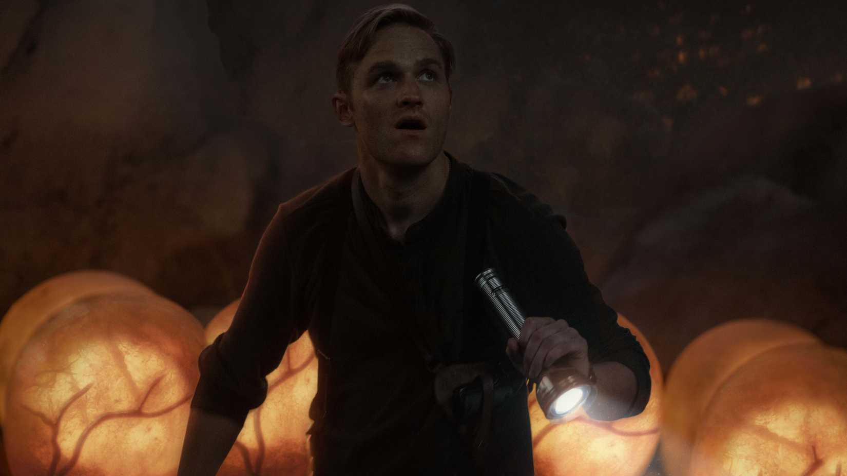 Wyatt Russell como o jovem Lee Shaw em Monarch: Legacy of Monsters