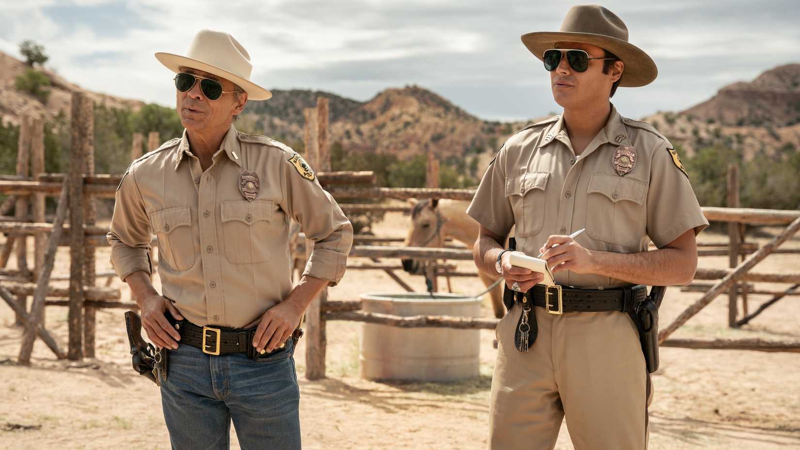 Zahn McClarnon als Joe Leaphorn und Kiowa Gordon als Jim Chee in Dark Winds Staffel 4