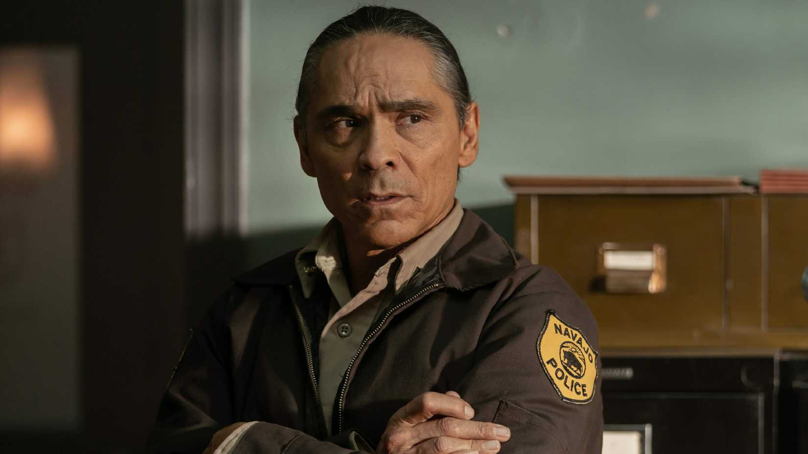 Zahn McClarnon como Joe Leaphorn em um episódio de Dark Winds.