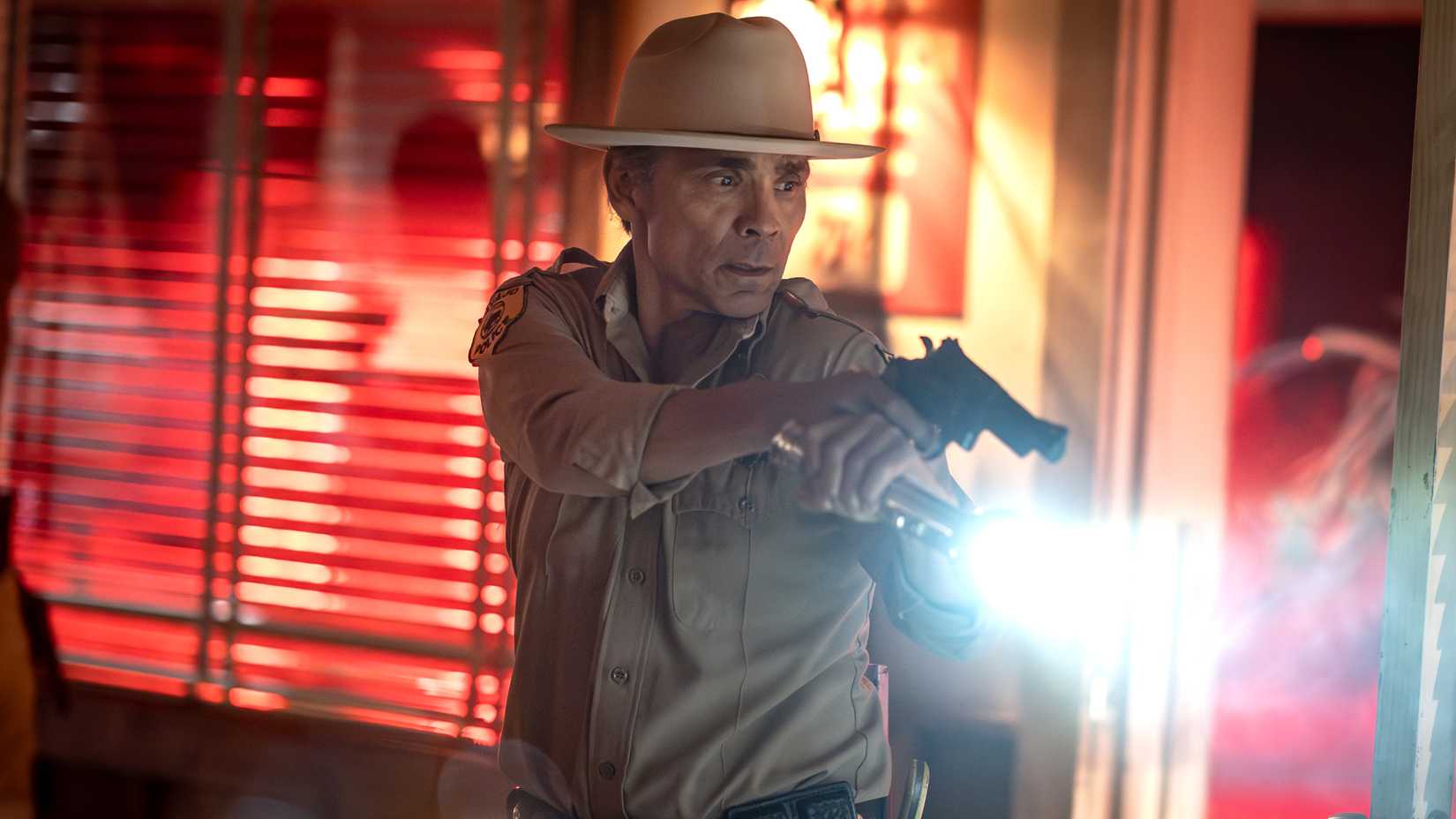 Joe Leaphorn preocupado em Dark Winds