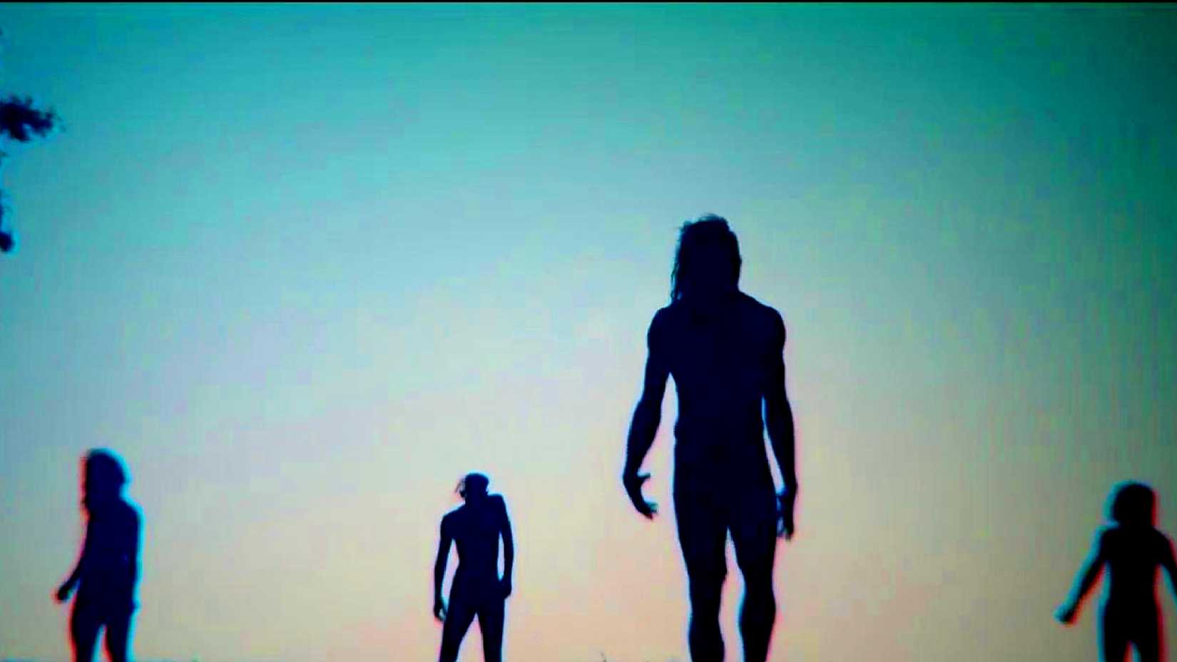 Zombies in front of the sun in 28 Years Later.