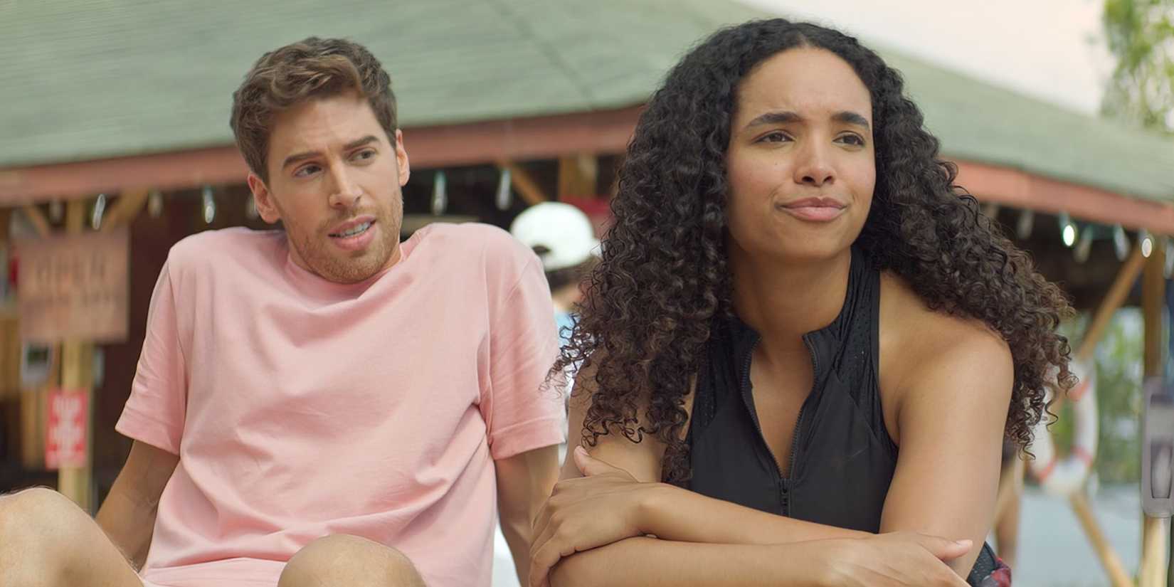 Justin e Billie sentados na praia em The Lake