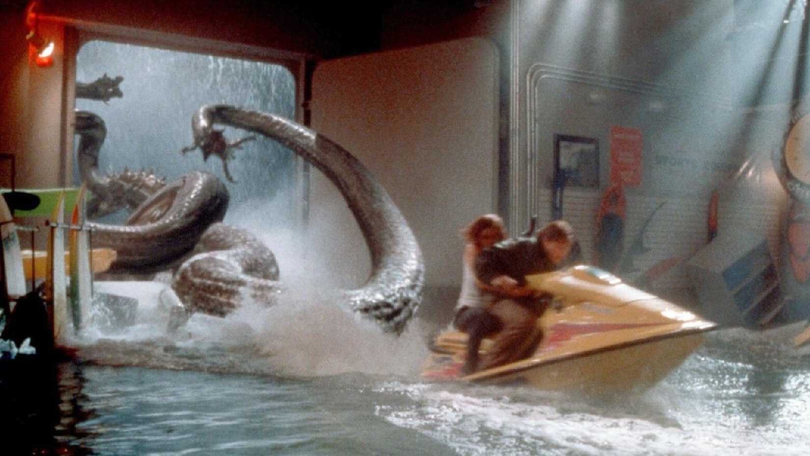 Duas pessoas fugindo de um monstro tentáculo em um jet ski em Deep Rising