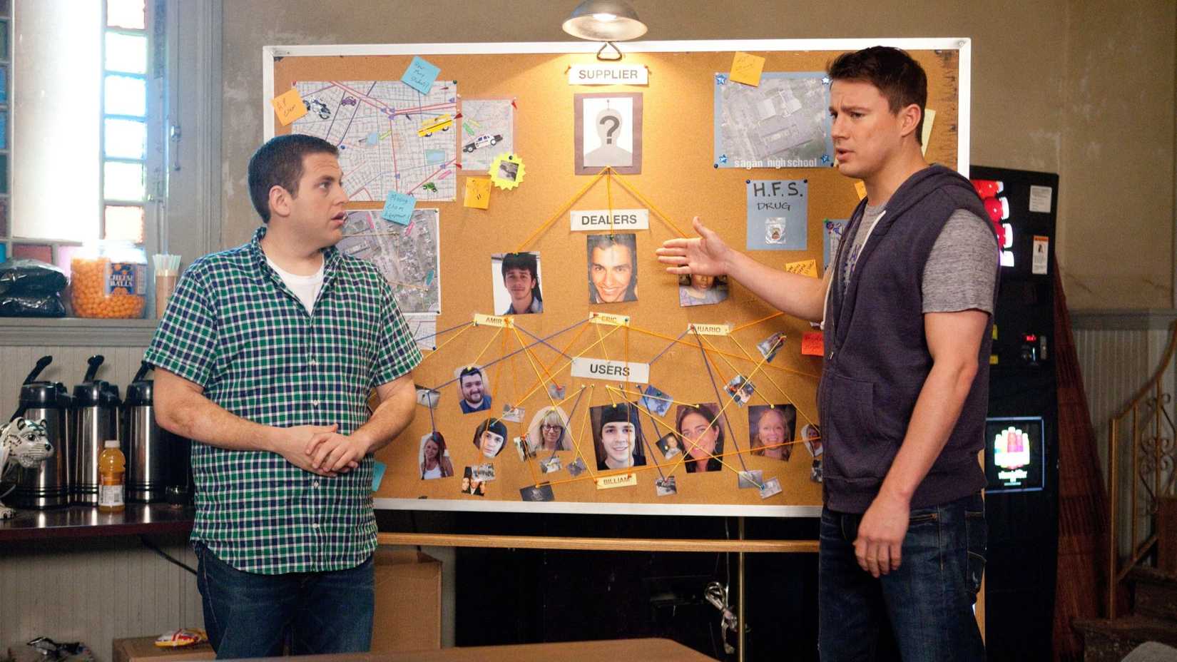 Schmidt (Jonah Hill) and Jenko (Channing Tatum) pointing at a crime board in 21 Jump Street.