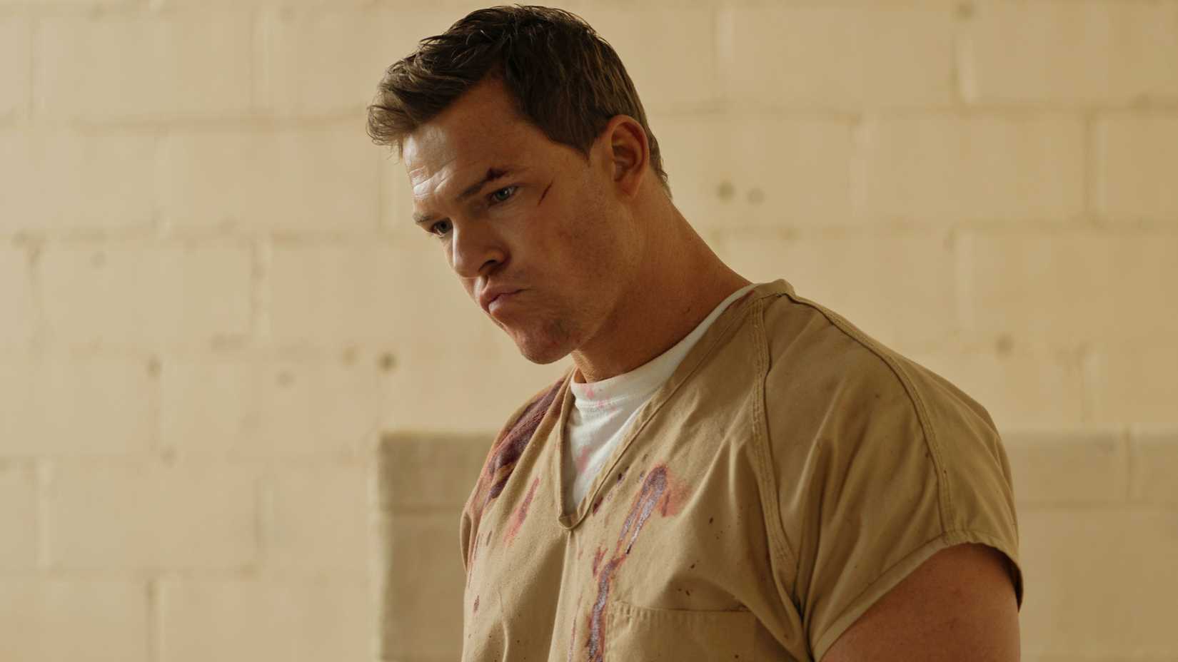 Alan Ritchson as Jack Reacher in Reacher season 1