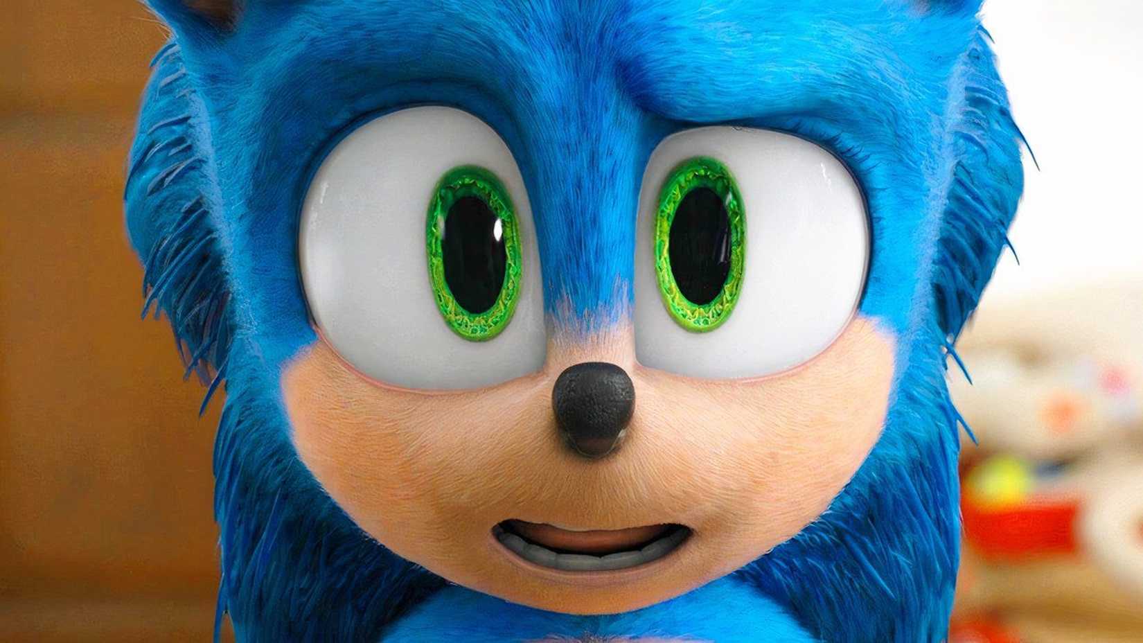 Um close de Sonic olhando para a câmera em Sonic the Hedgehog 2020