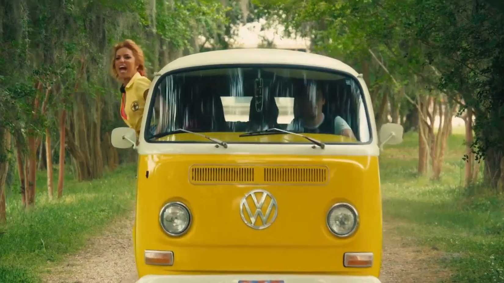 Uma garota pendurada na janela de uma van amarela brilhante em The Final Girls