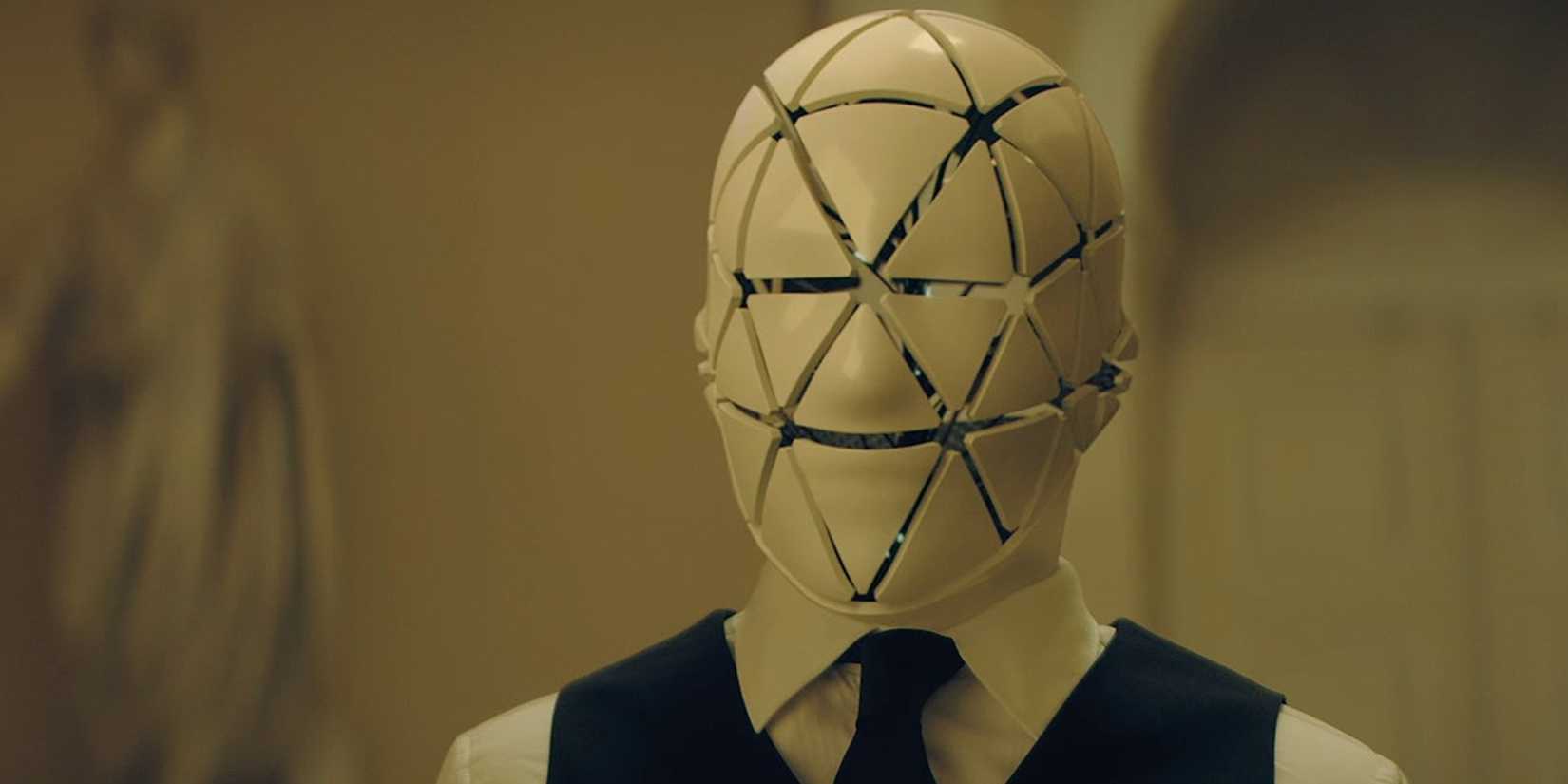 Um robô de terno em The Peripheral