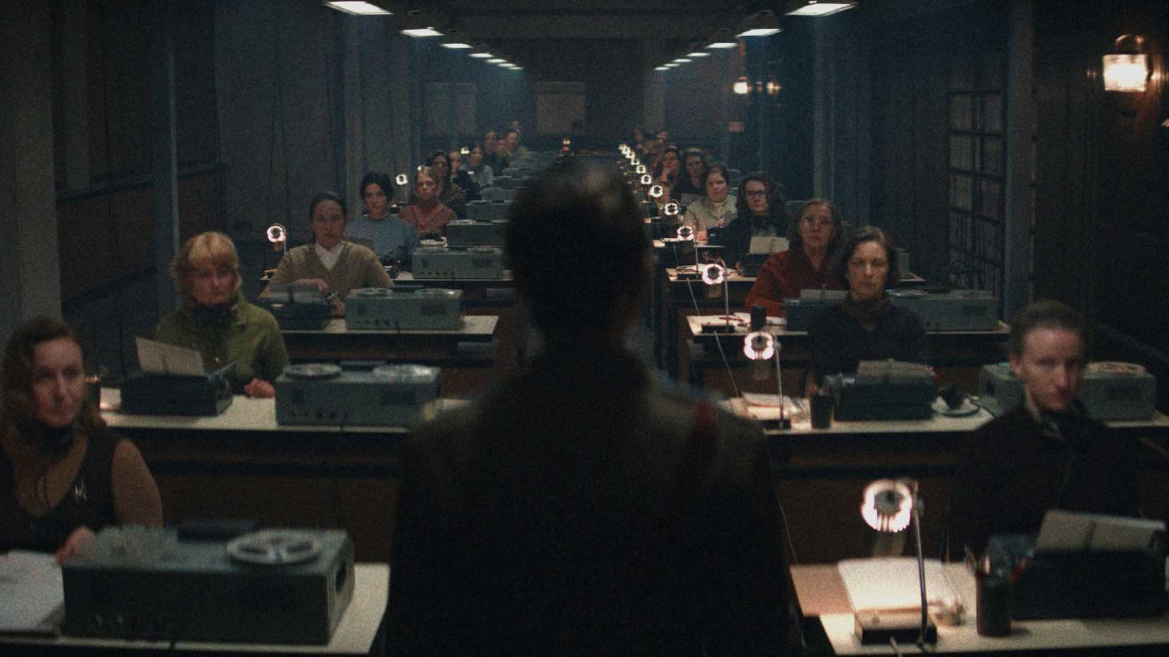 Imagem de Star City mostrando figura feminina diante de soviéticos